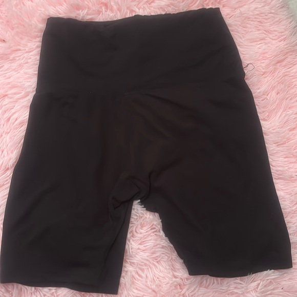 Black active shorts - Picture 1 of 3